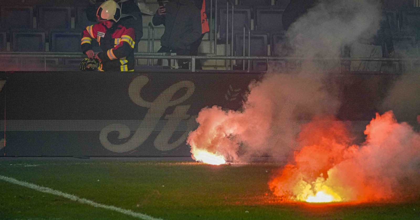 Spielunterbrechung beim Derby zwischen Austria und Rapid Wien wegen Pyrotechnik im Fansektor