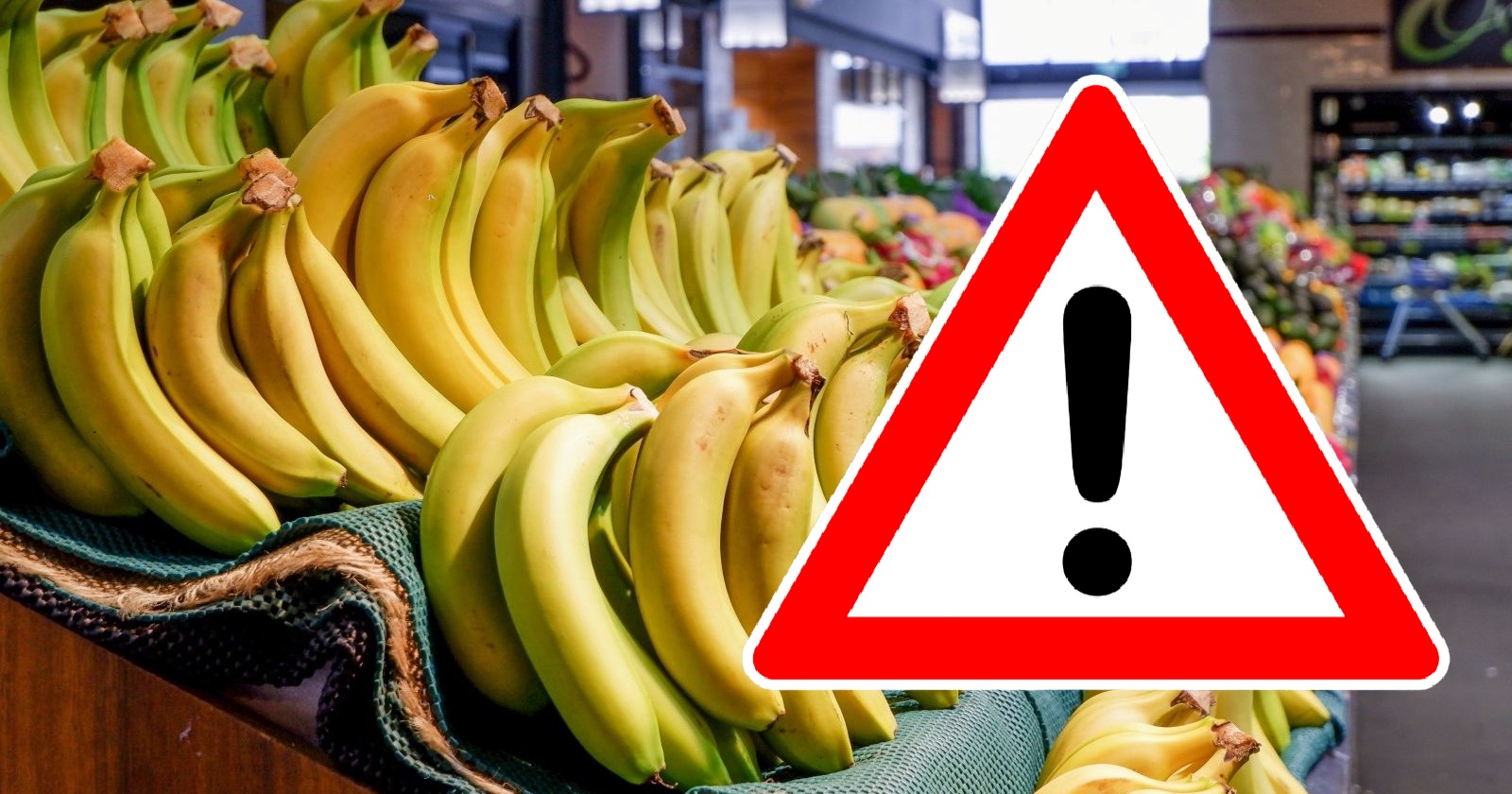 Bananen Pestizide Test – Warnsymbol im Supermarkt weist auf Rückstände verbotener Pestizide in importierten Bananen hin.