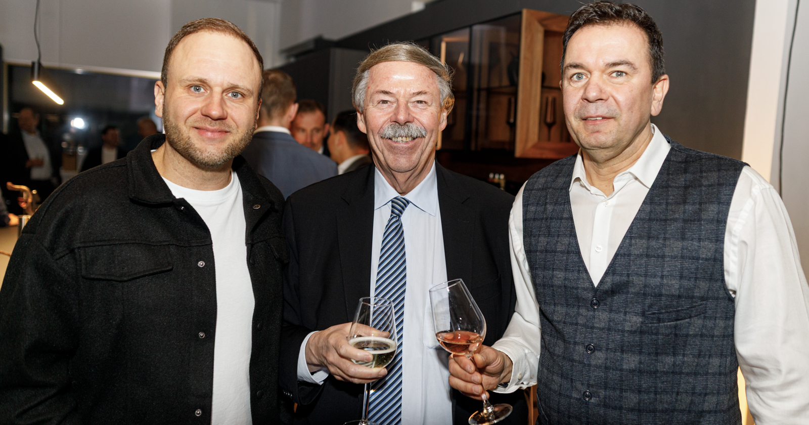 Drei Herren in Bauzentrum Blaue Lagune