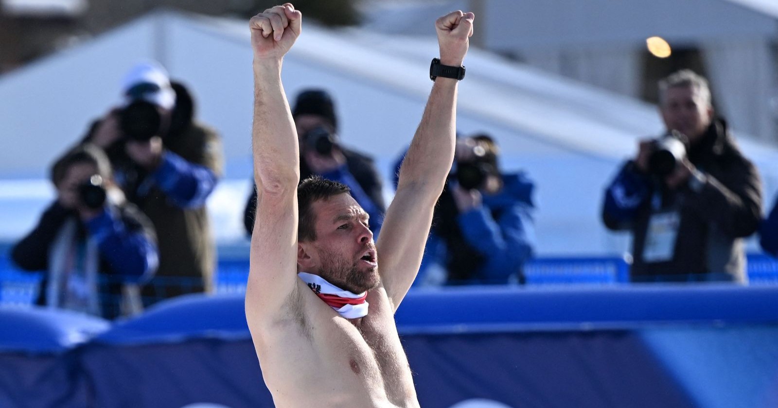Benjamin Karl jubelt mit nacktem Oberkörper über seine Goldmedaille im Snowboard-Parallel-Riesenslalom bei Olympia 2026 in Livigno