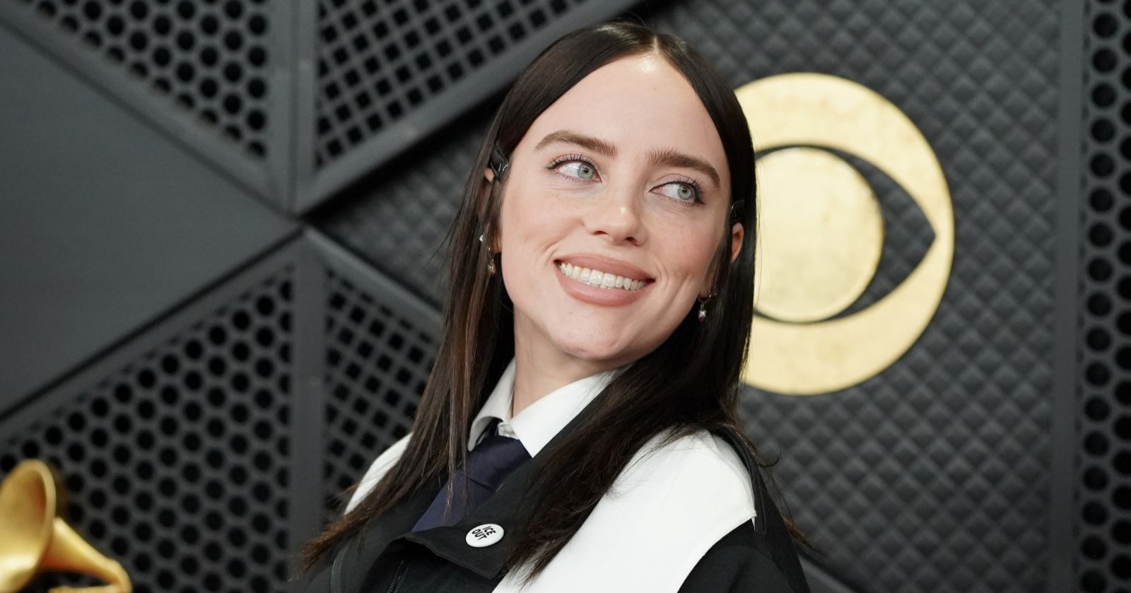 Billie Eilish lächelt/ Billie Eilish hat bei den Grammy Awards 2026 einen Rekord gebrochen