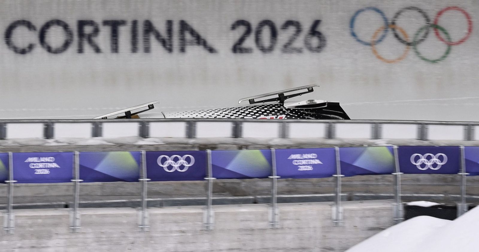 Umgekippter Bob im Eiskanal.