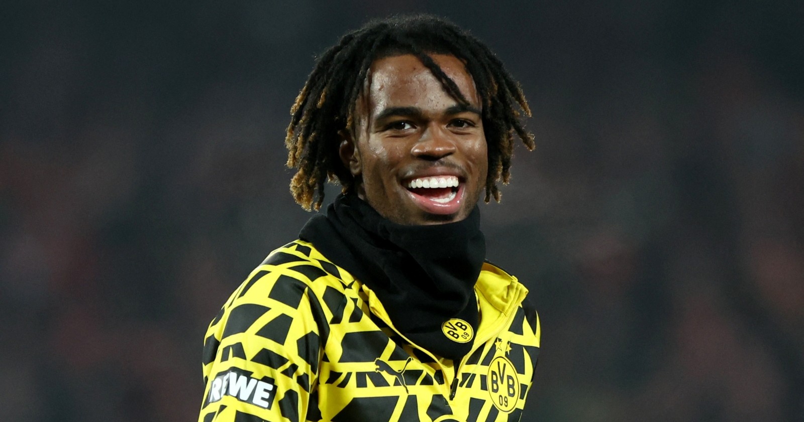 Carney Chukwuemeka beim Aufwärmen für Borussia Dortmund in der Bundesliga.
