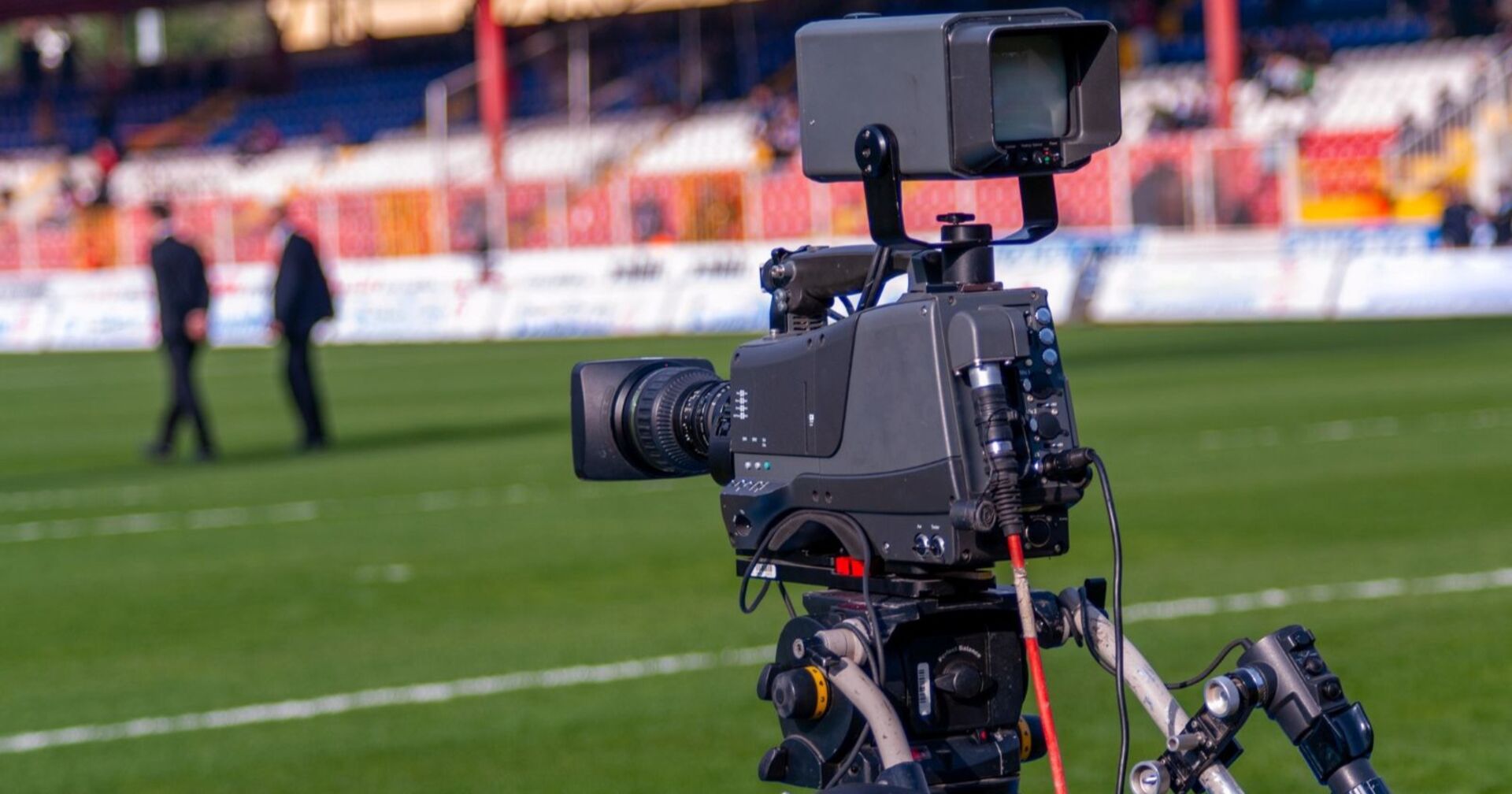 Fernsehkamera auf dem Rand eines Fußballfeldes