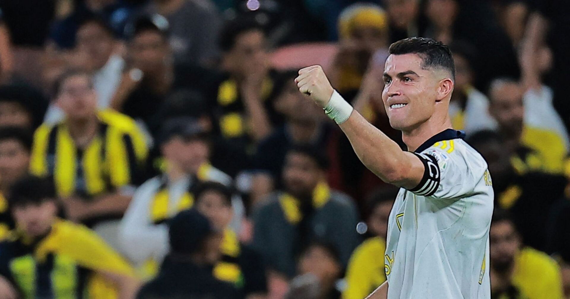 Cristiano Ronaldo freut sich auf dem Fußballplatz.