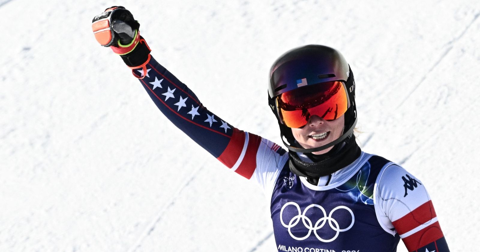 US-Skirennläuferin Mikaela Shiffrin hebt jubelnd den Arm nach dem Gewinn der Slalom-Goldmedaille bei Olympia 2026 in Cortina d’Ampezzo.