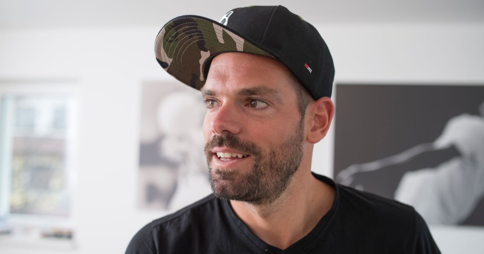 Daniel Köllerer  mit Kappe/ Daniel Köllerer  boxt bei "Stars im Ring" ATV gegen "Geschäft mit der Liebe"-Michi