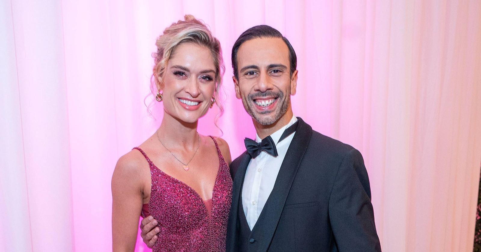 Corinna KAMPER, Danilo CAMPISI lächeln zusammen/  Corinna KAMPER, Danilo CAMPISI bauen ein Haus vor der Hochzeit