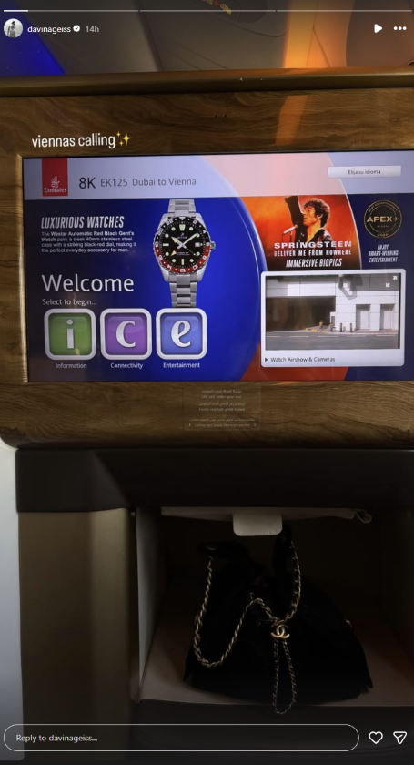 Shania und Davina Geiss im Flugzeug nach Wien/ Shania und Davina Geiss kommen zum Wiener Opernball