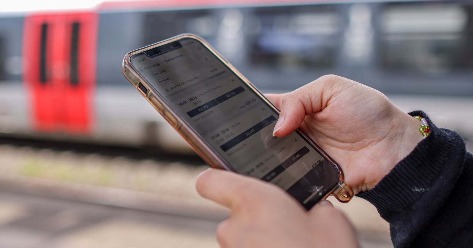 Handy mit App der Deutschen Bahn/ IT-Probleme und Cyberangriff bei der Deutschen Bahn