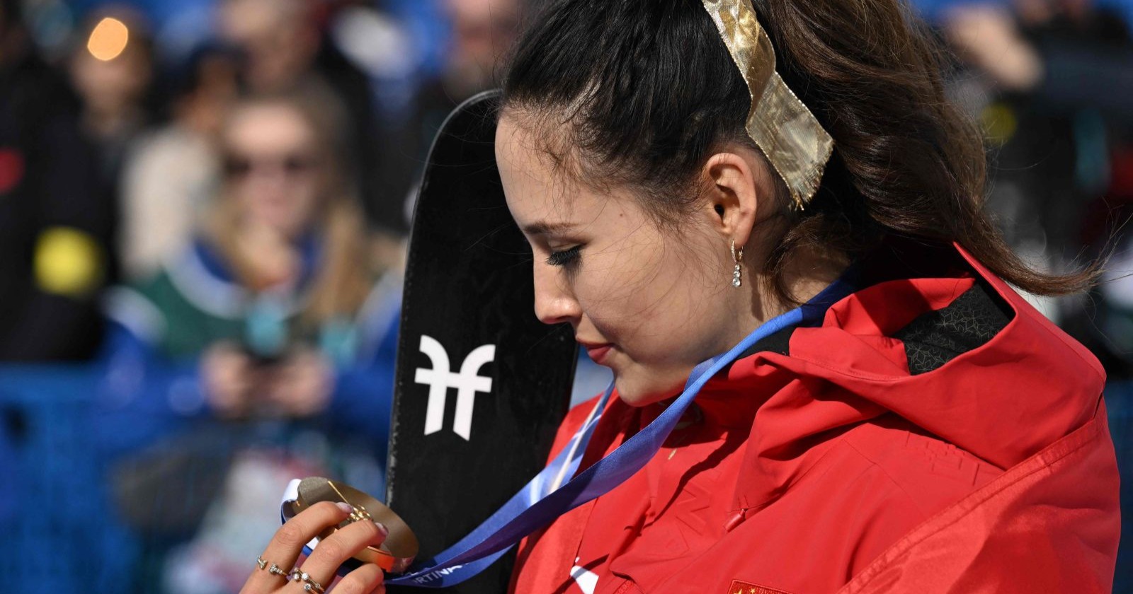 Eileen Gu weint im Zielraum von Livigno nach ihrem Gold-Lauf in der Halfpipe, kurz bevor sie vom Tod ihrer Großmutter erfährt