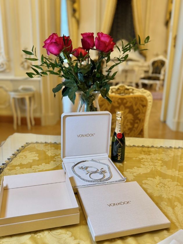 Ekaterina Mucha bereitet sich für den Opernball vor/ Schmuck und Rosen auf einem Tisch