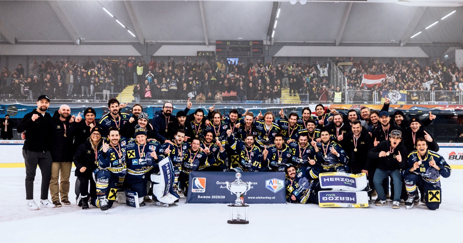 Zeller Eisbären nach dem Titelgewinn, Februar 2026