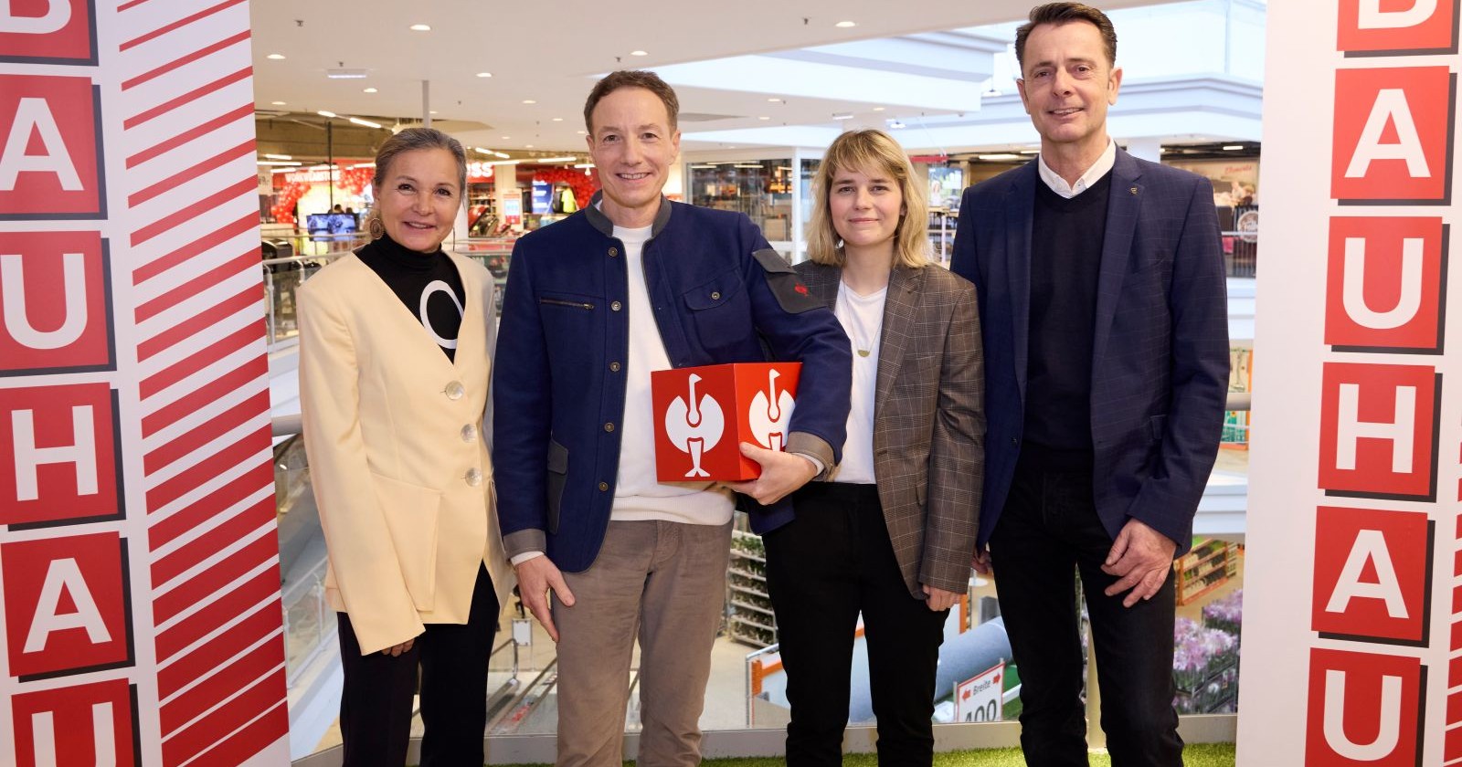 Vier Personen stehen in der neu eröffneten Bauhaus-Filiale in Wien-Ottakring