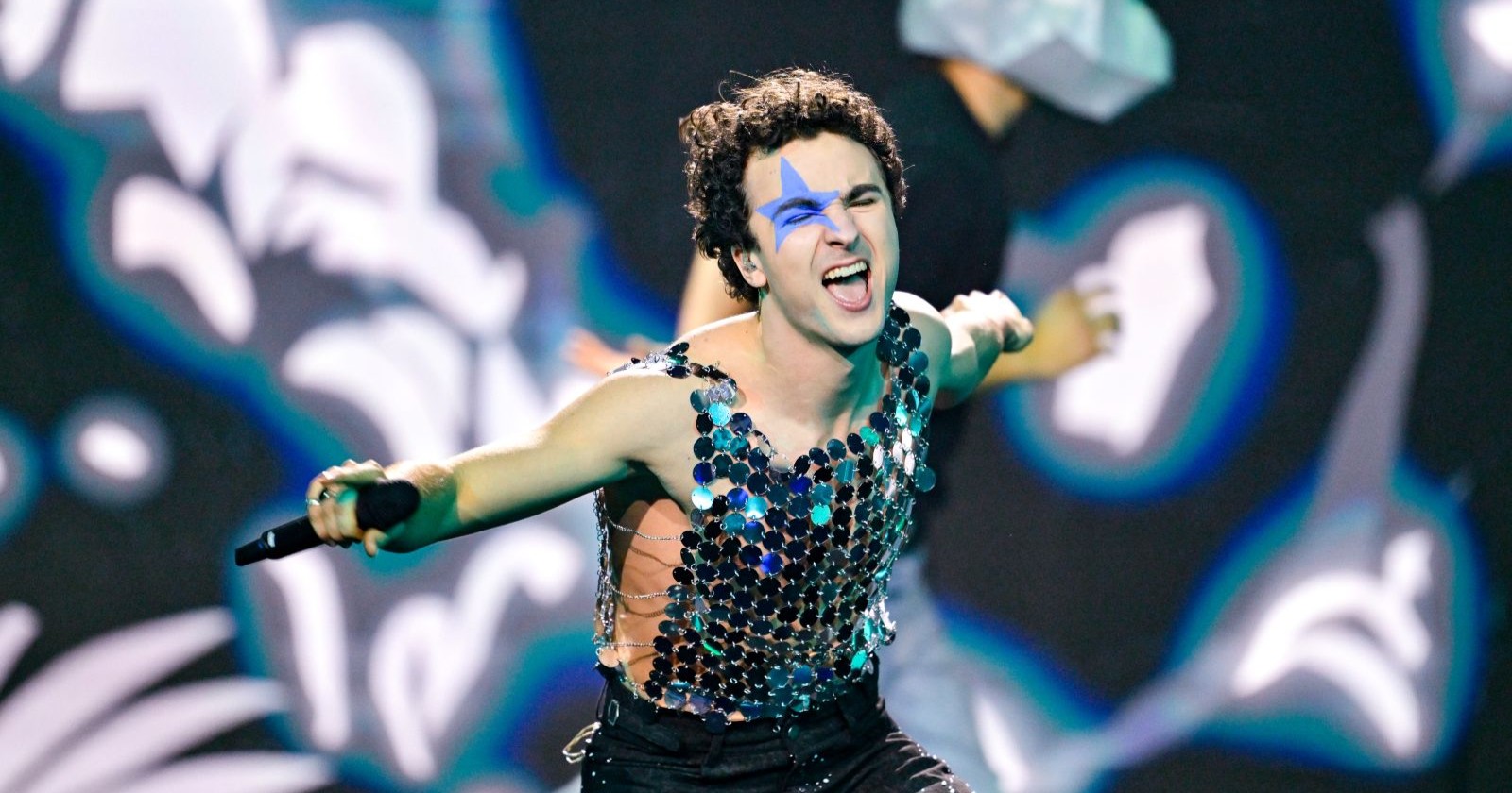 Cosmo performt als ESC-Kandidat für Österreich beim ESC 2026 auf der Bühne mit auffälligem Stern-Make-up während eines Live-Auftritts im Umfeld der Olympischen Winterspiele Mailand Cortina 2026.