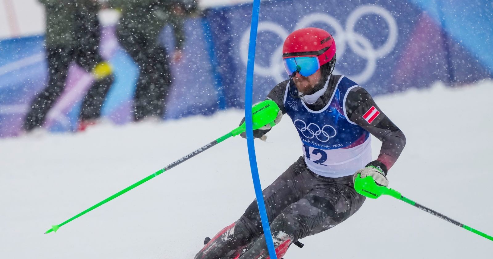 Fabio Gstrein beim Olympia Slalom Herren 2026 in Bormio auf dem Weg zu Platz 3 nach dem 1. Durchgang