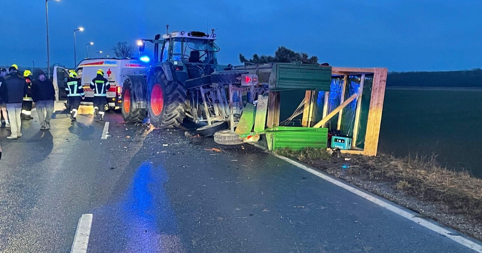 Einsatzkräfte der Feuerwehr am Ort des Faschingswagen Unfalls in Wilfersdorf auf der B7