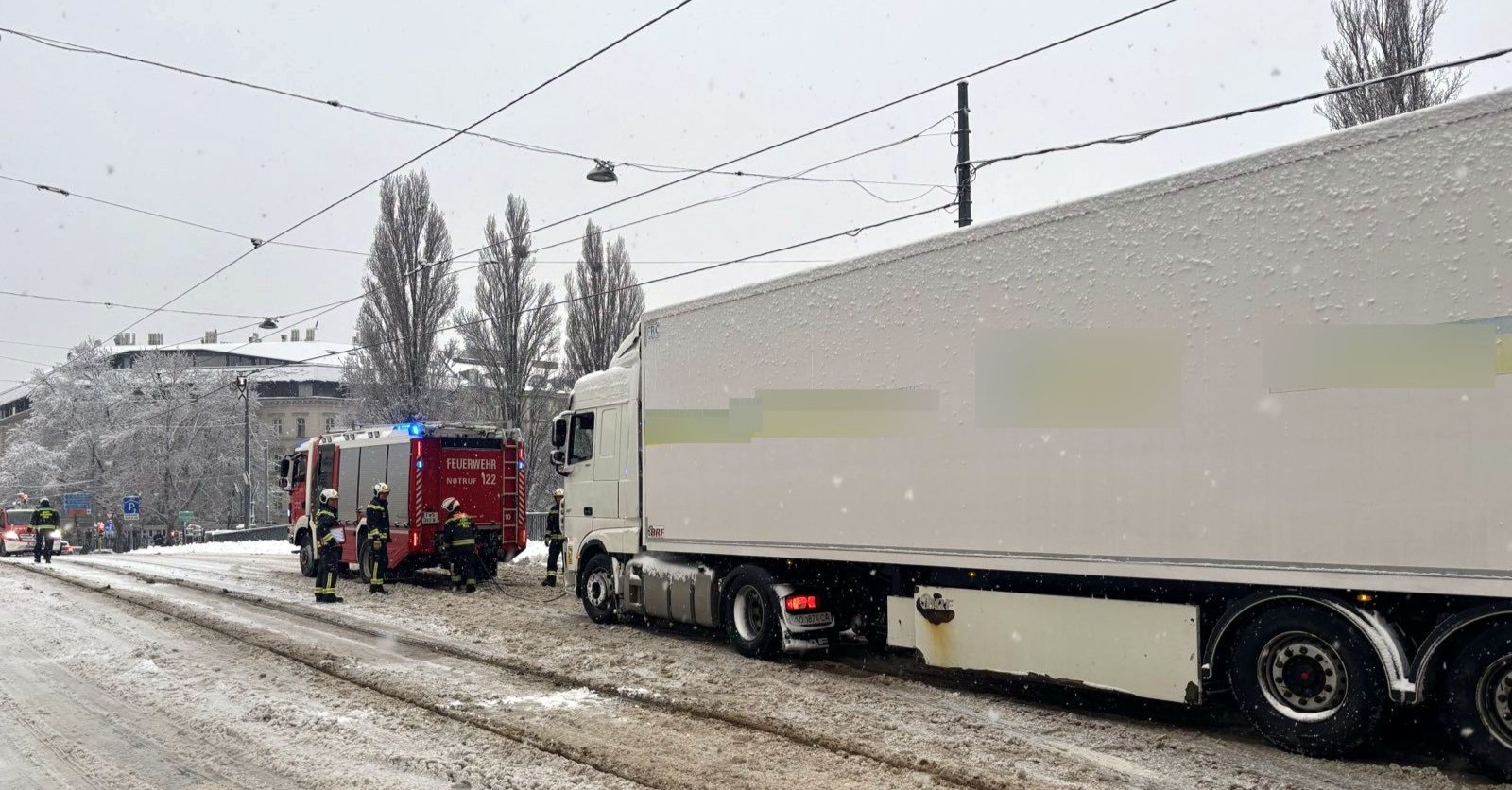 Wiener Berufsfeuerwehr im Einsatz bei starkem Schneefall in Wien