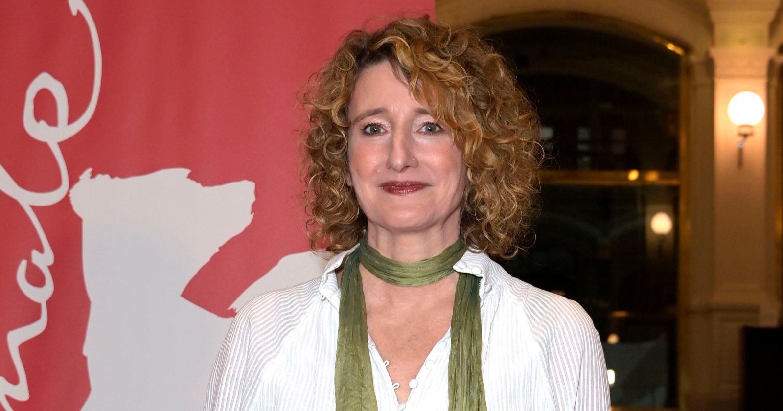 Berlinale-Chefin wird nach Skandal-Foto abgelöst/Berlinale-Chefin Tuttle bei den Internationalen Filmfestspielen Berlin vor rotem Berlinale-Hintergrund