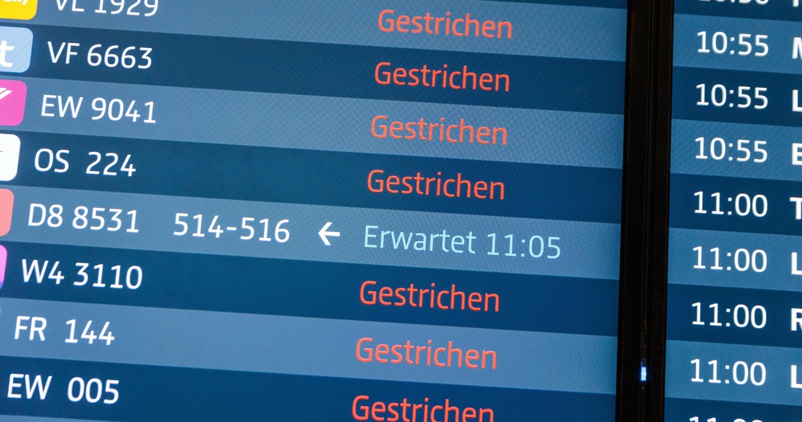 Blitzeis legt den Flughafen Berlin BER lahm.