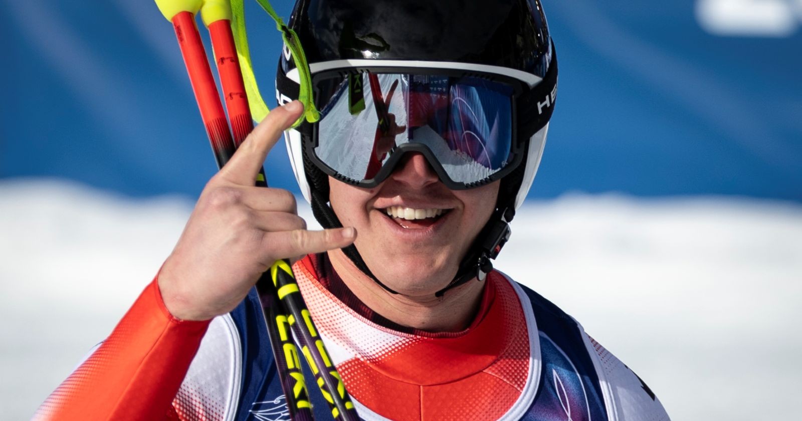 Der Schweizer Skirennfahrer Franjo von Allmen bejubelt sein Gold in der Abfahrt der Herren bei den Olympischen Winterspielen 2026 auf der Stelvio