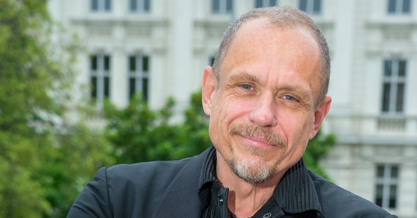 Gery Keszler bei einem Porträt im Freien im Zusammenhang mit der „All Senses Gala“ als Nachfolgeprojekt des Life Ball.