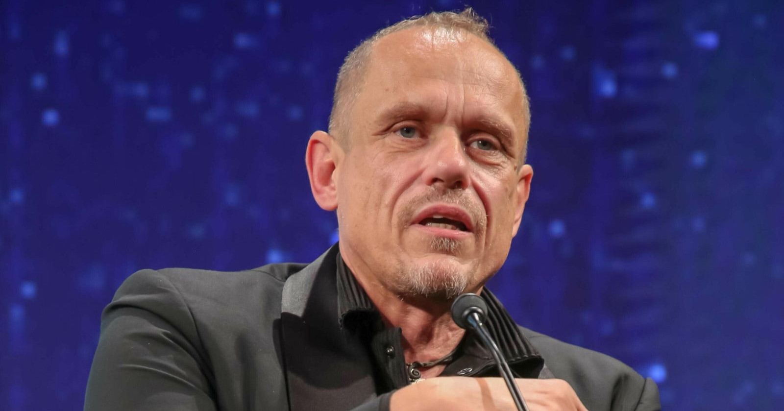 Gery Keszler, Gründer des Life Ball, spricht bei einer Veranstaltung am Podium