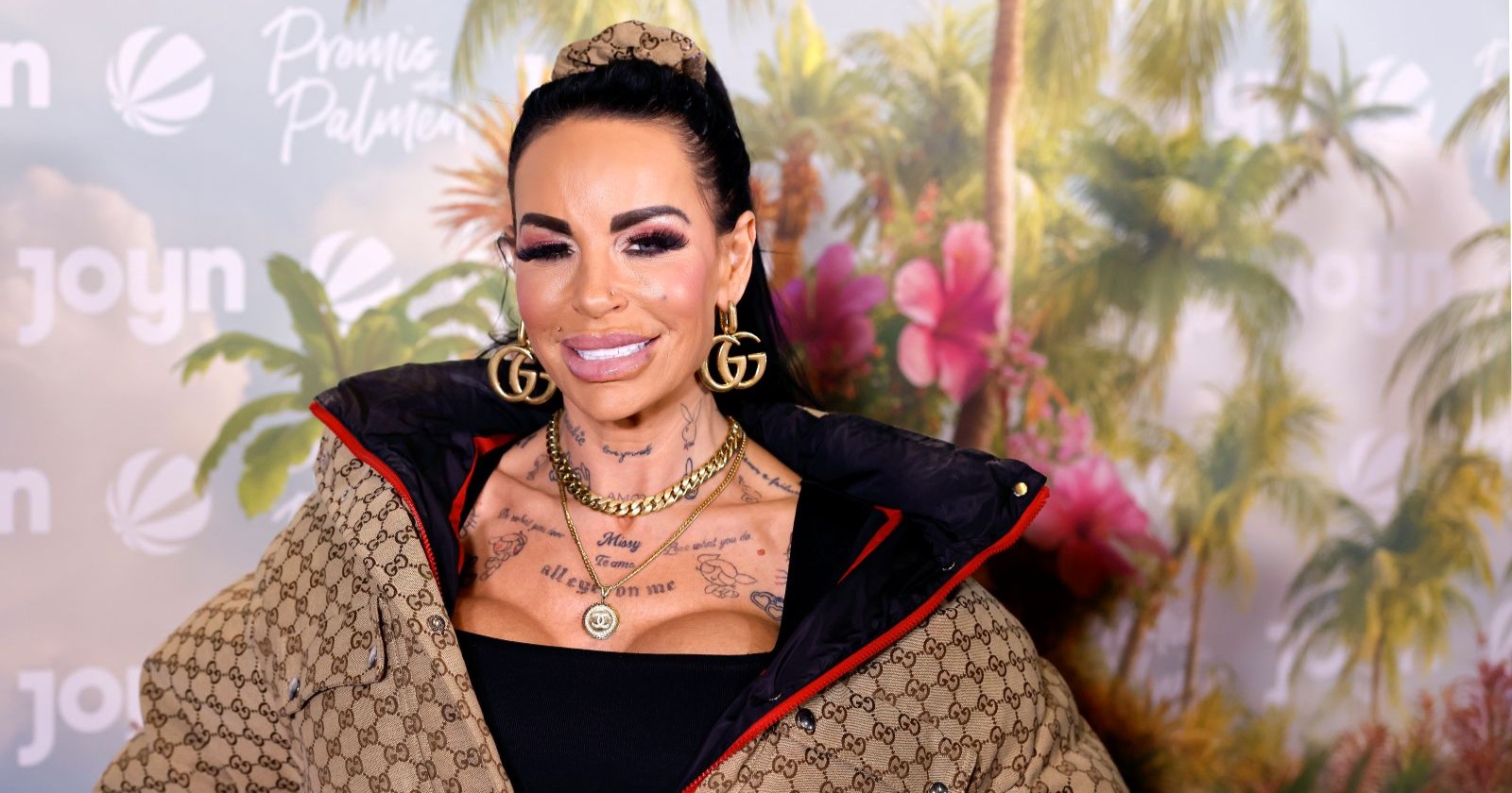 Gina-Lisa Lohfink lächelt/ Gina-Lisa Lohfink ist mit einer Frau in einer Beziehung