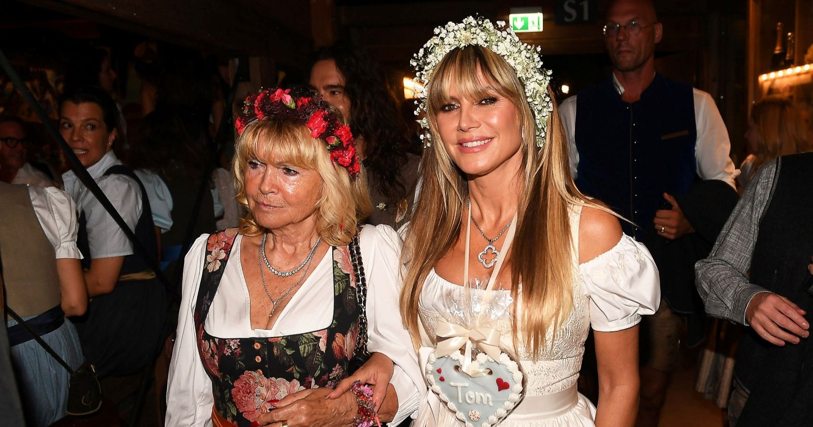 Heidi Klum mit Mutter Erna bei einem Event – Szene aus der Doku „On &amp; Off the Catwalk“ der GNTM-Chefin