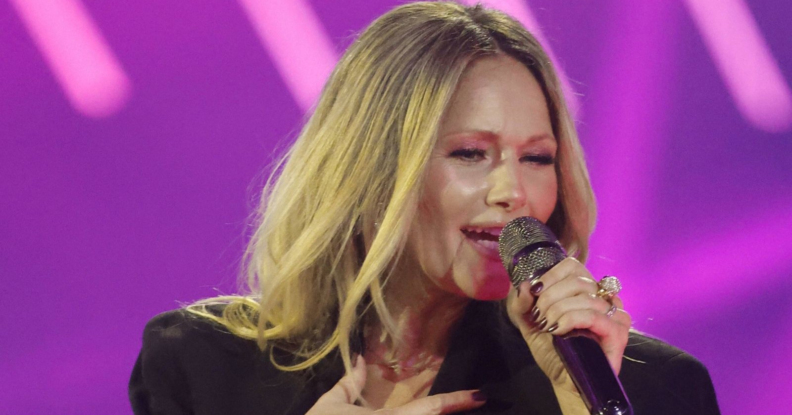 Helene Fischer singt in ein Mikrophon/ Helene Fischer sorgt mit Luca Hänni bei „Happy Day“ für Aufsehen