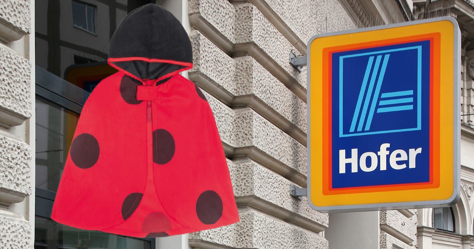 Marienkäfer-Kinderkostüm von HOFER vor Filiale, Rückruf wegen möglicher Erstickungsgefahr.