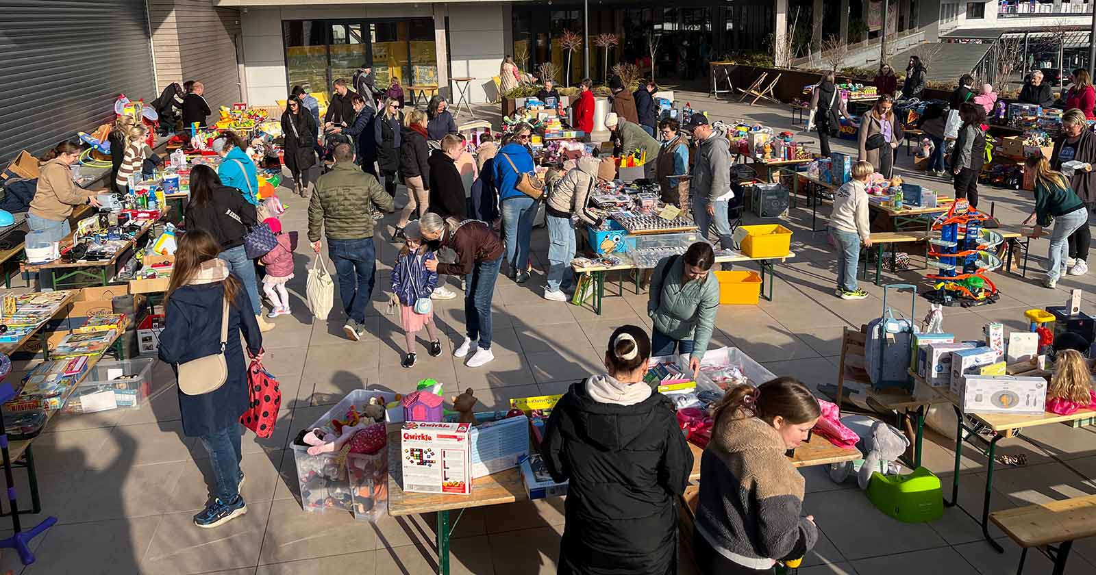 Spielzeugflohmarkt am Parkplatz des GEZ west in Gleisdorf