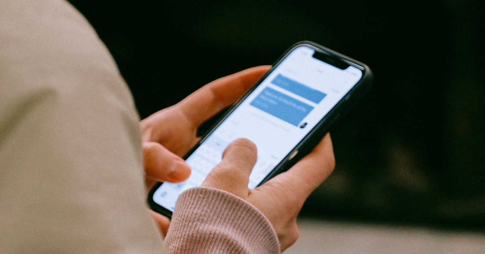 Handy in den Händen einer Person.