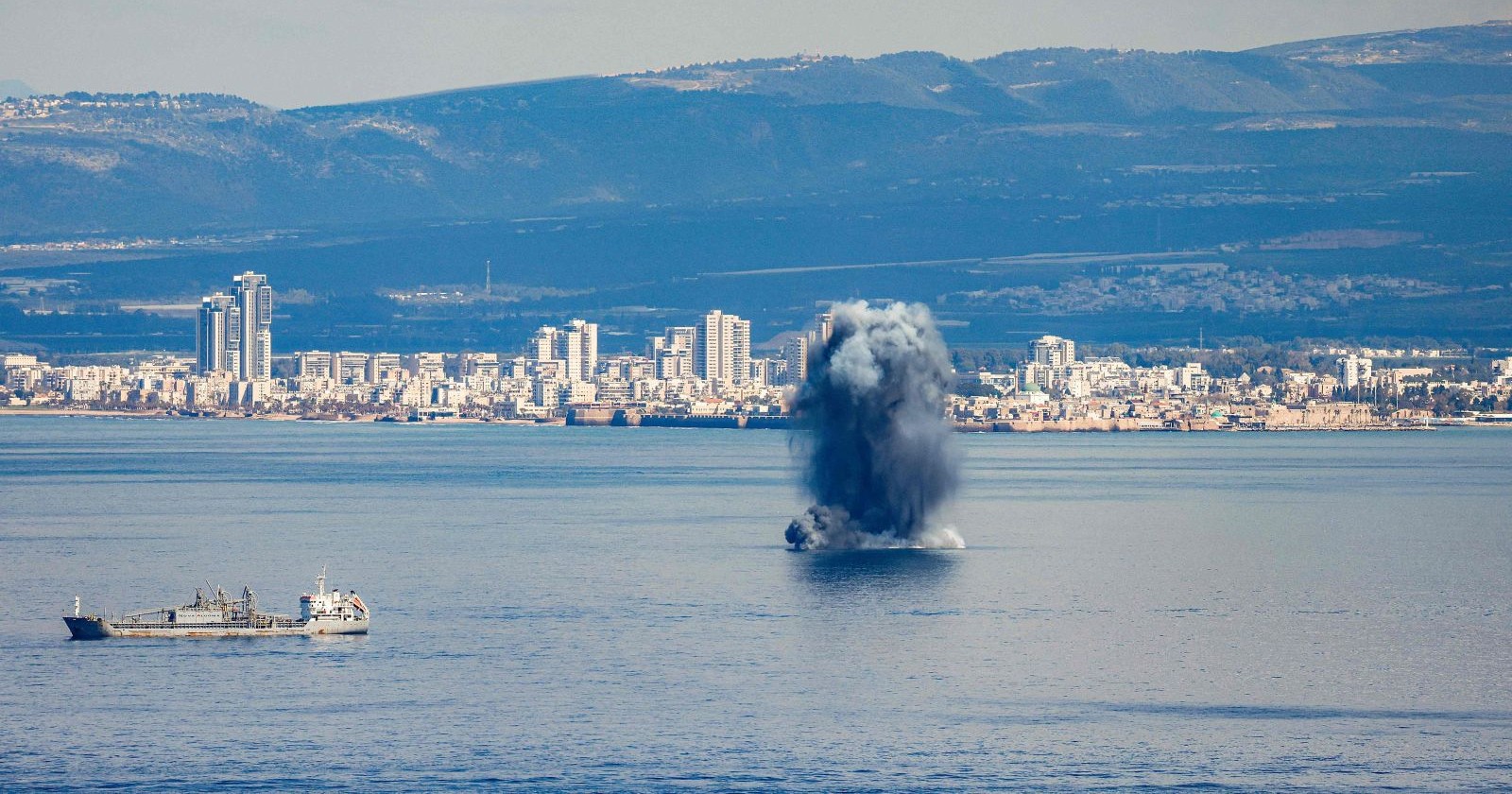 Einschlag einer iranischen Rakete in der israelischen Stadt Haifa