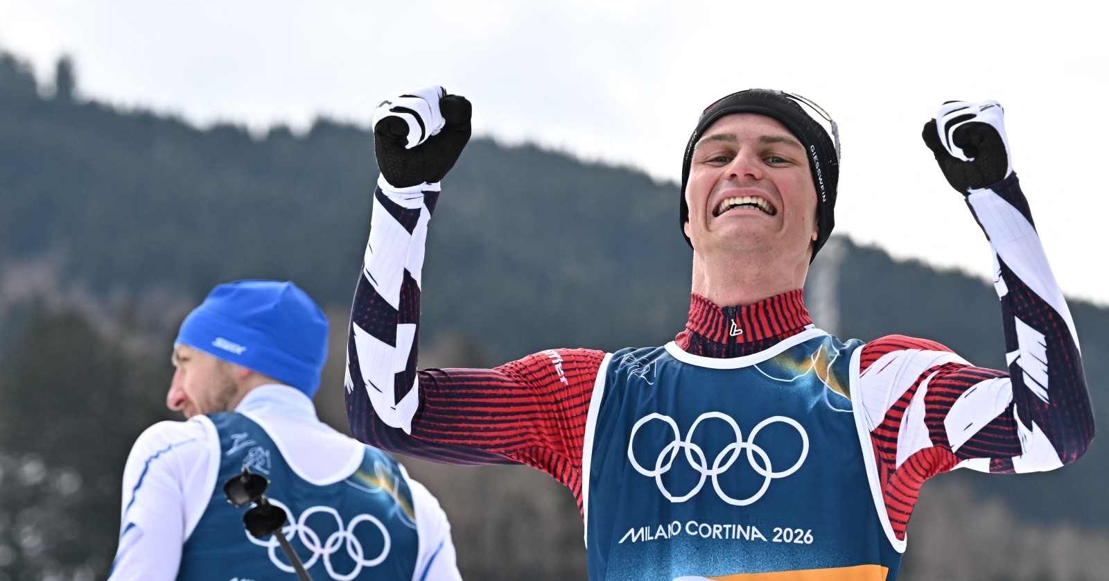 Johannes Lamparter jubelt bei Olympia 2026 über Silber in der Nordischen Kombination nach einem packenden Zielsprint.