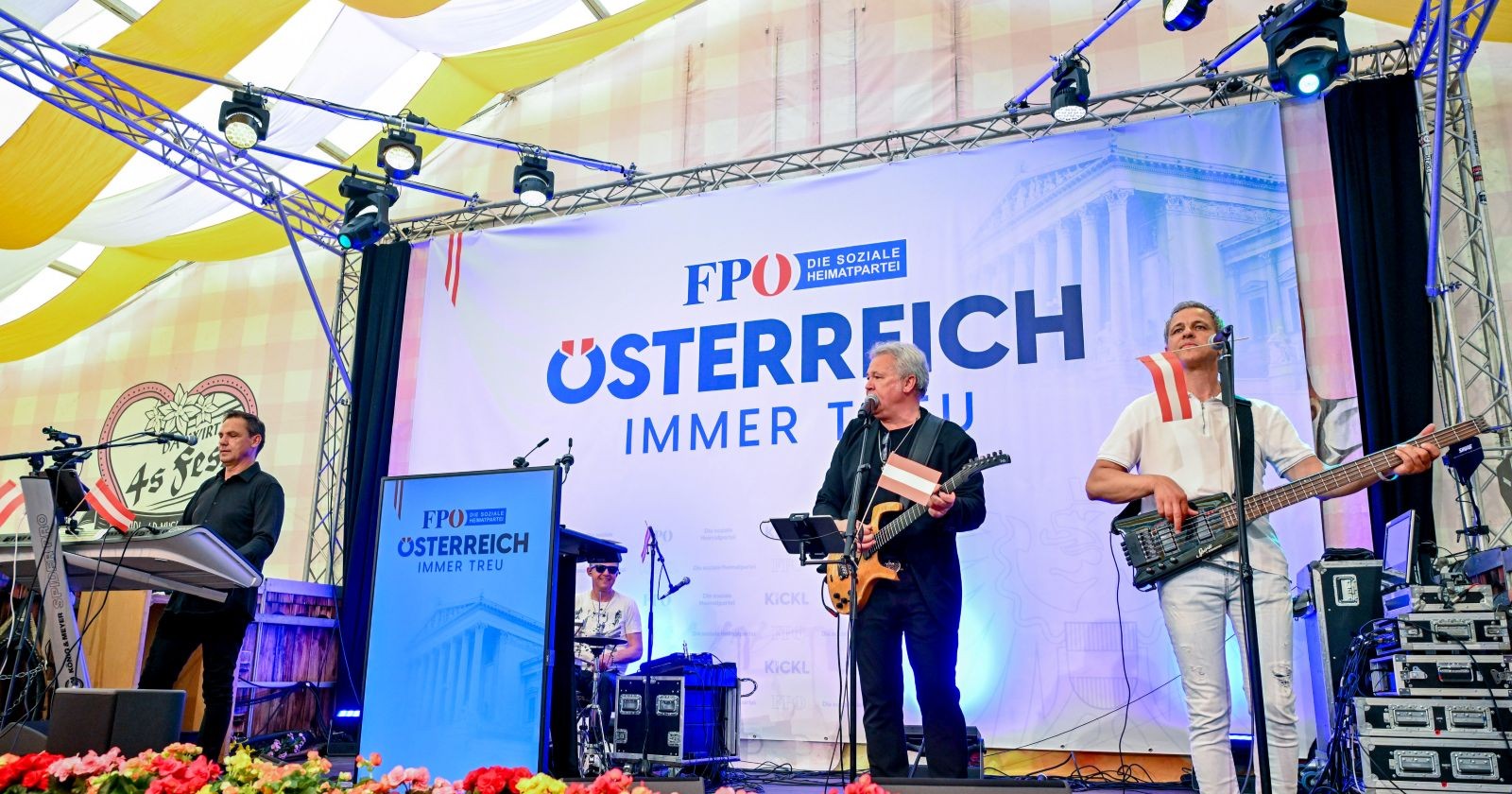 Die John Otti Band bei einem Auftritt auf einer FPÖ-Veranstaltung