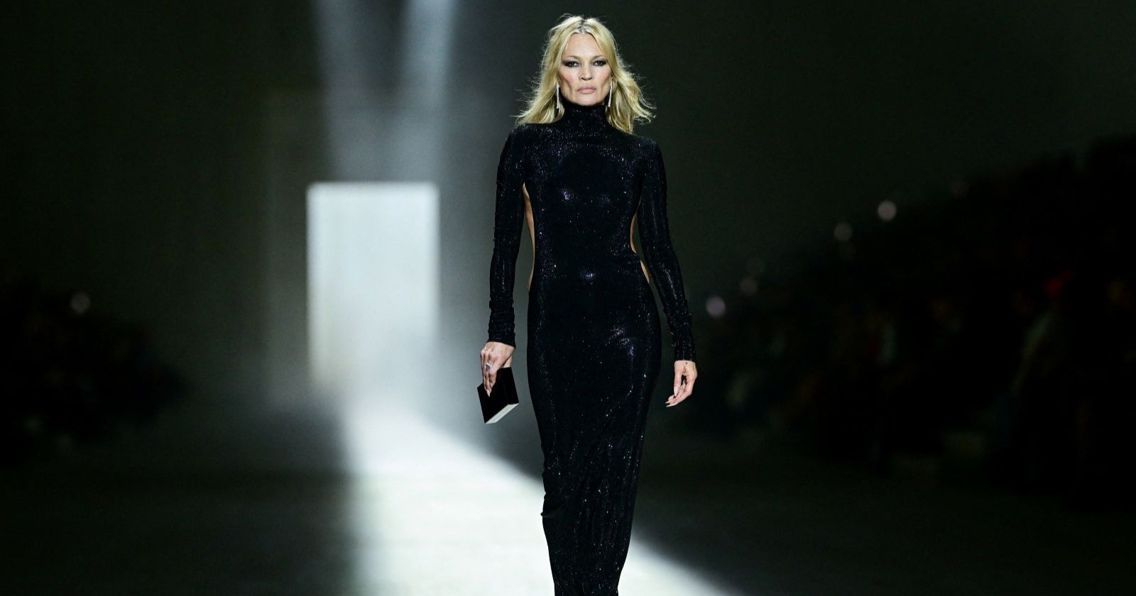 Kate Moss läuft in einem schwarzen Glitzerkleid über den Gucci-Laufsteg in Mailand und zeigt beim Umdrehen den Logo-G-String