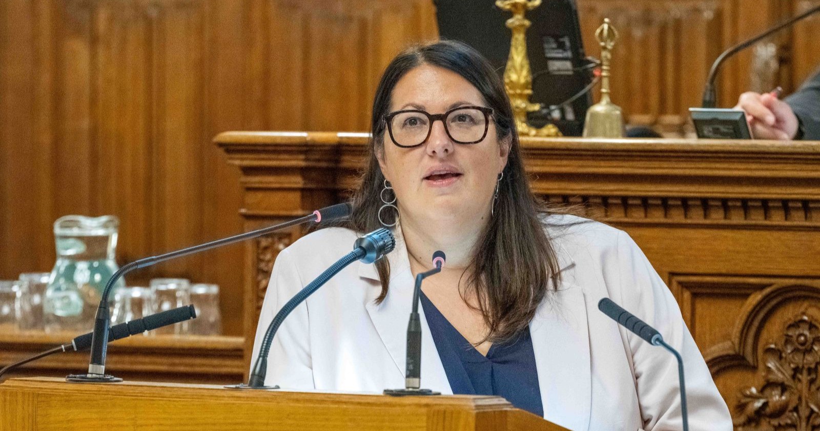 Kathrin Gaal steht am Rednerpult im Wiener Rathaus - sie hat überraschend ihren Rückzug aus der Wiener Stadtregierung angekündigt