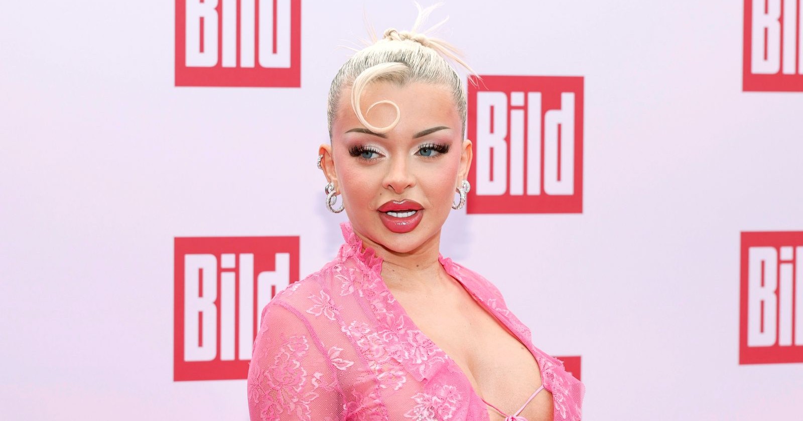 Katja Krasavice in rosa Kleid/ Katja Krasavice rechnet mit ihrem Ex-Freund und Manager ab