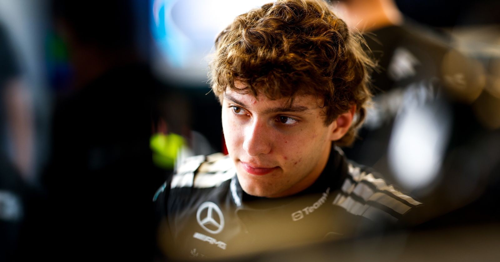 Andrea Kimi Antonelli im schwarzen Mercedes-Rennanzug, nachdenklich in der Boxengasse aufgenommen.