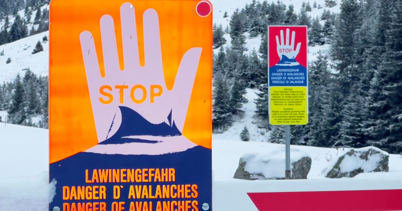 Warnschilder für Lawinengefahr.