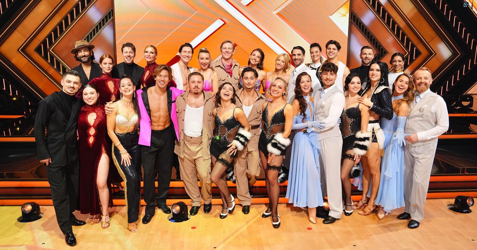 Die Let's Dance Teilnehmer 2026 posieren im Studio während der Kennenlernshow bei RTL