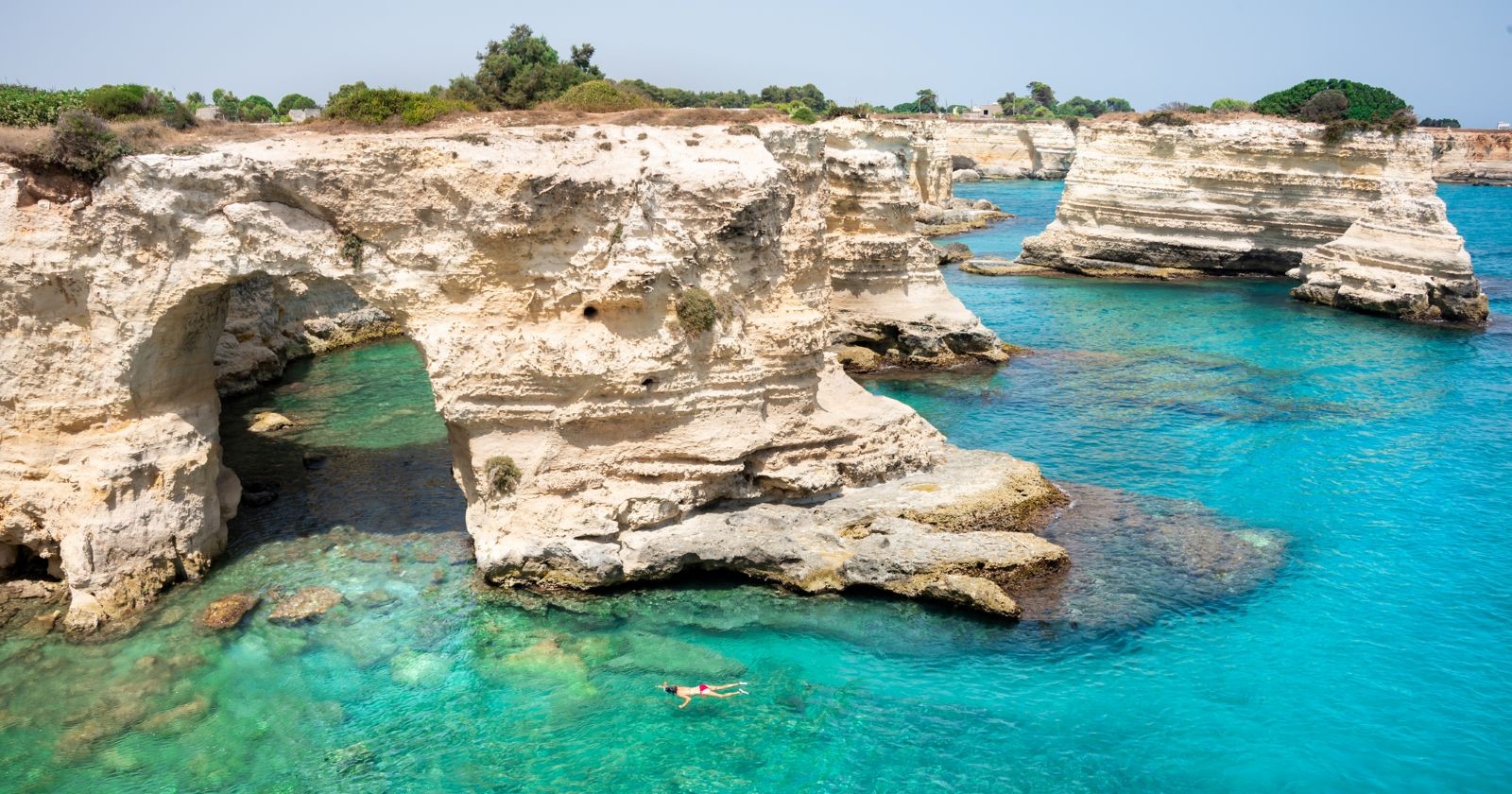 Kalksteinbogen an der Küste von Sant’Andrea in Apulien über türkisblauem Meer, Symbol der Region Salento und beliebtes Ausflugsziel – der Liebesbogen, Italien, ist eingestürzt