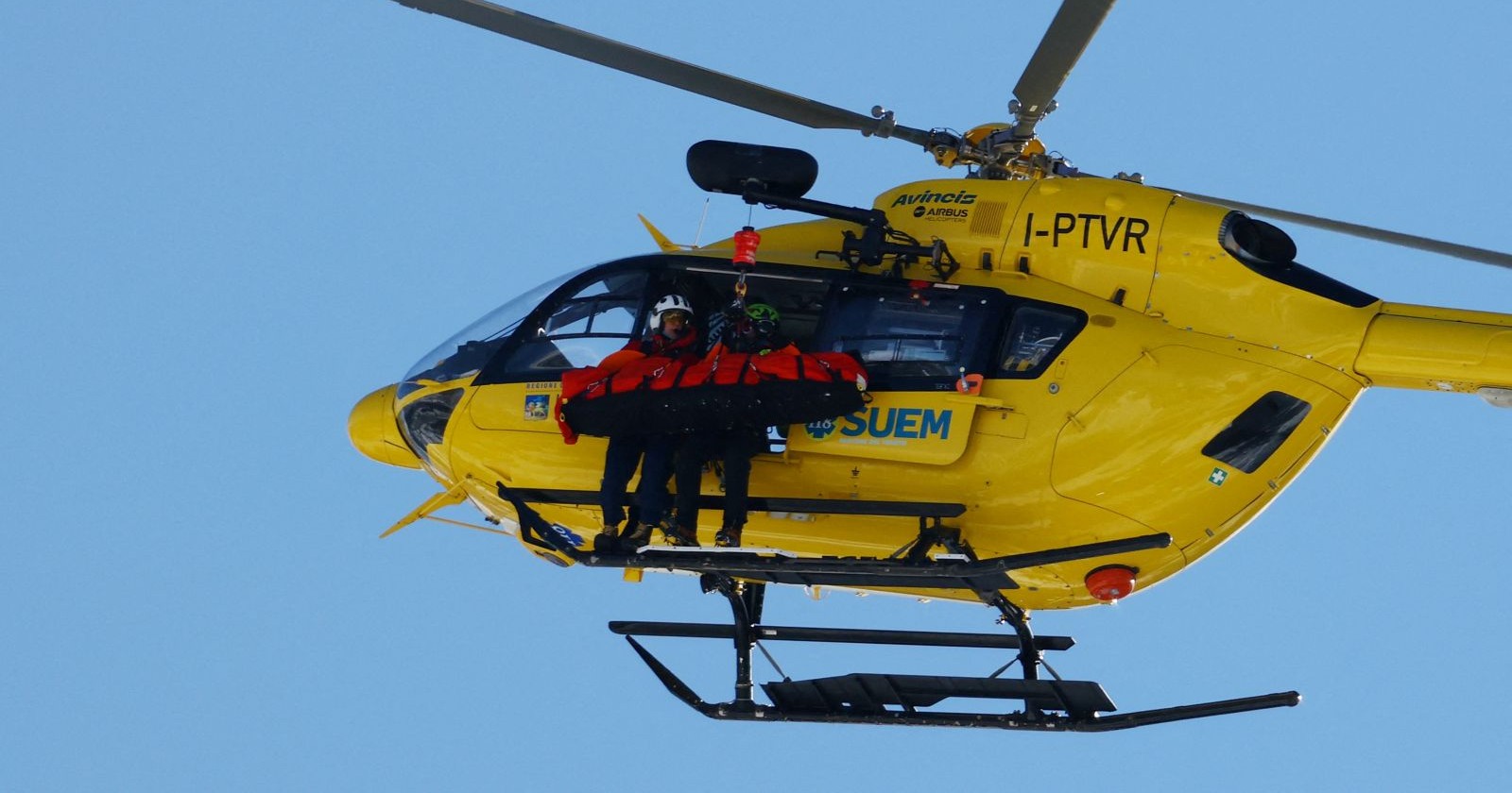 Rettungshubschrauber transportiert Lindsey Vonn nach schwerem Sturz bei Olympia – Einsatzkräfte sichern die verletzte Skifahrerin auf dem Weg ins Krankenhaus in Treviso.