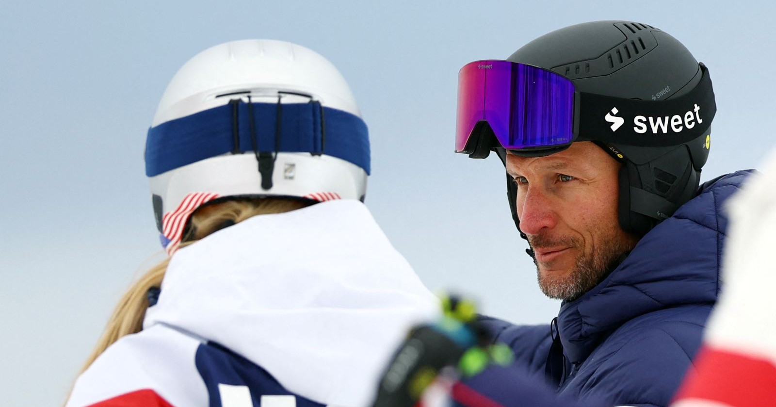 Aksel Lund Svindal im Gespräch mit Lindsey Vonn auf der Skipiste – nach ihrem Sturz lobt der Trainer öffentlich Vonns Mut und Stärke.