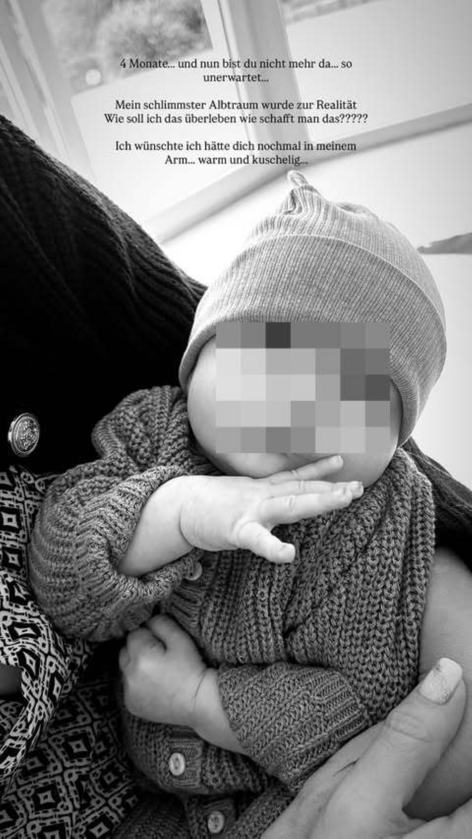 Lisa Straube hält ihren Sohn Xavi im Arm – emotionales Schwarz-Weiß-Bild zum Abschied nach dem Tod ihres Babys.