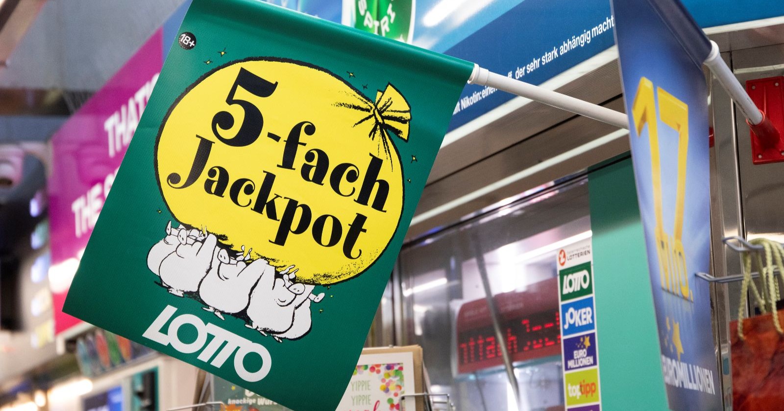 Lottoschild mit der Aufschrift „5-fach Jackpot“ in einer österreichischen Trafik; erinnert an den geknackten Fünffachjackpot beim Lotto 6 aus 45.