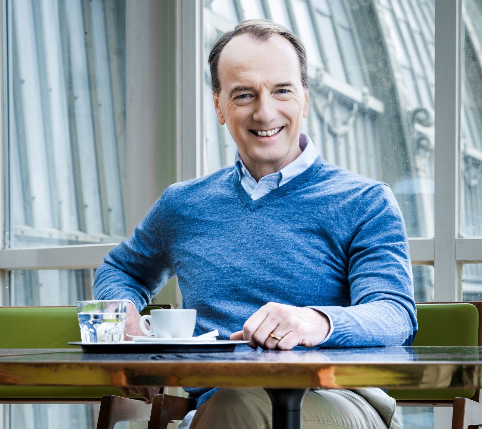 Marc Elsberg mit einem Kaffee beim Interview.