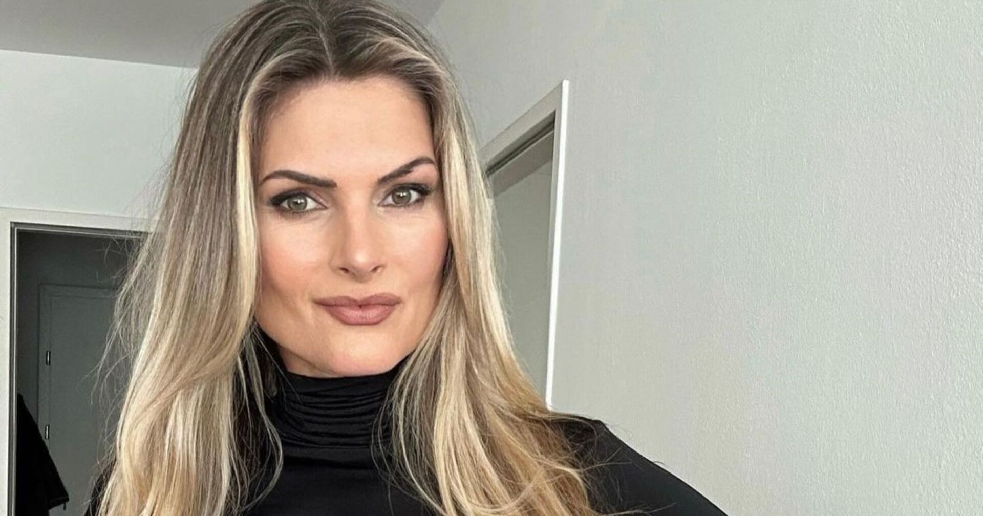 Martina Kaiser in schwarzem Pullover/ Martina Kaiser hat ein Angebot für eine Bezeiung auf Instagram bekommen