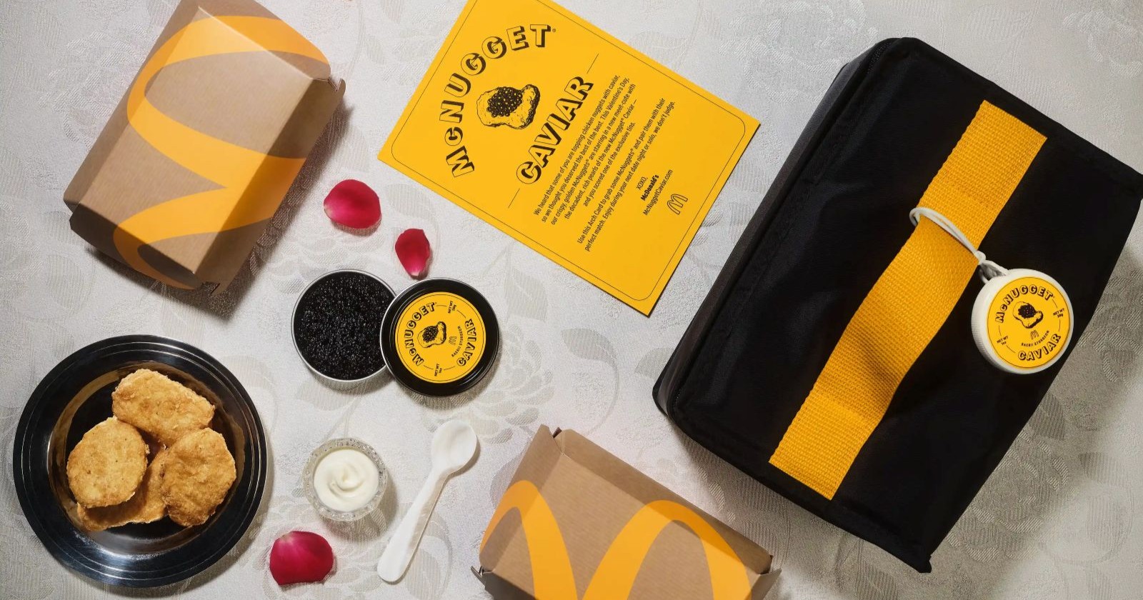 Das McDonald's McNugget Caviar Kit mit Stör-Kaviar, Perlmuttlöffel und Chicken Nuggets.